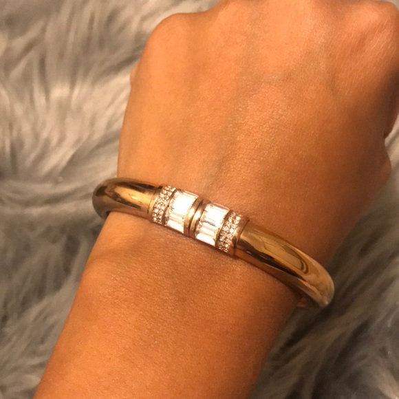 Gold bangle. - Picture 2 of 5